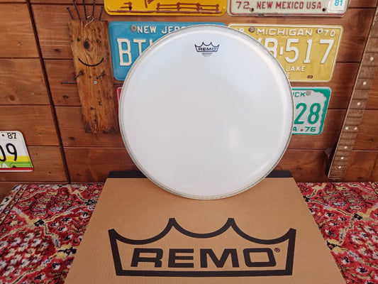 REMO Ambassador Smooth White 18".