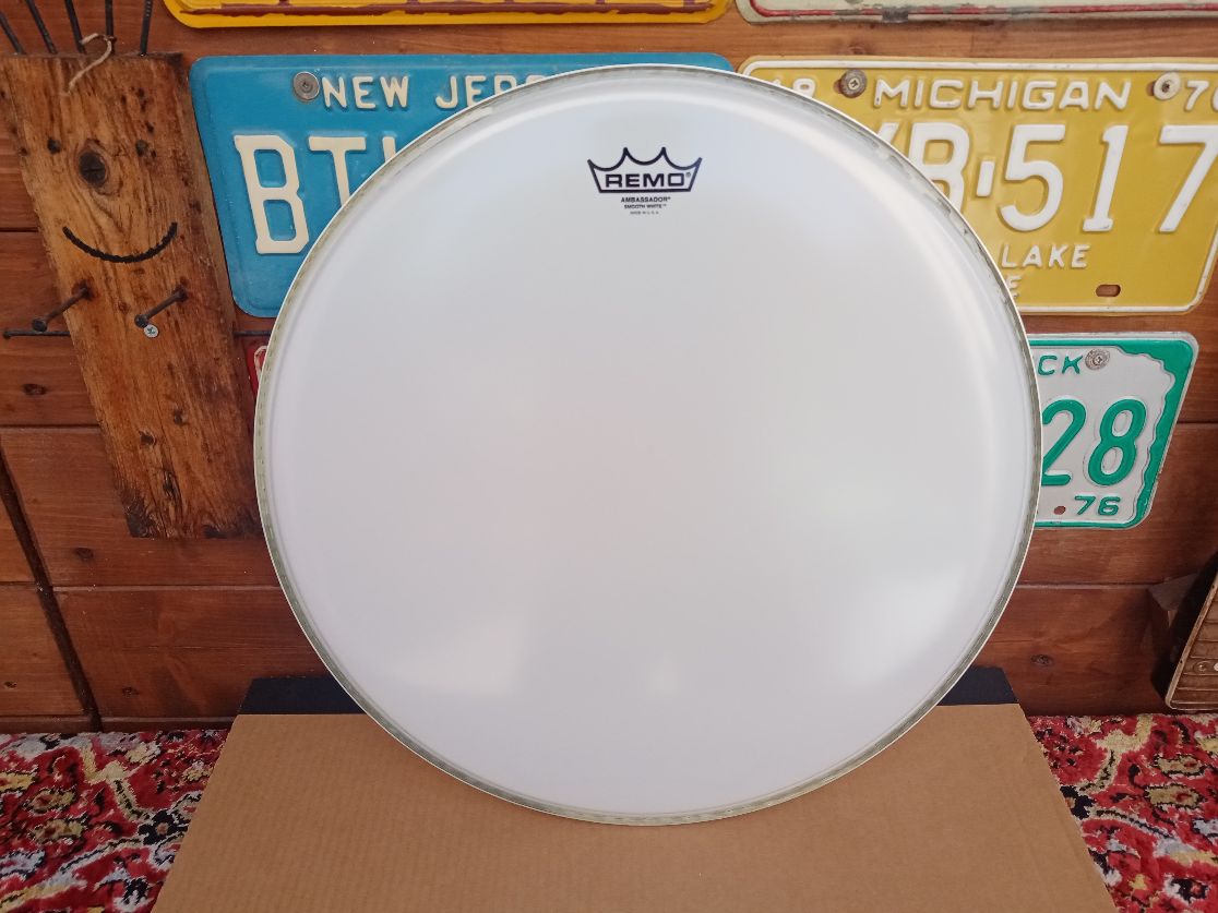 REMO Ambassador Smooth White 18".