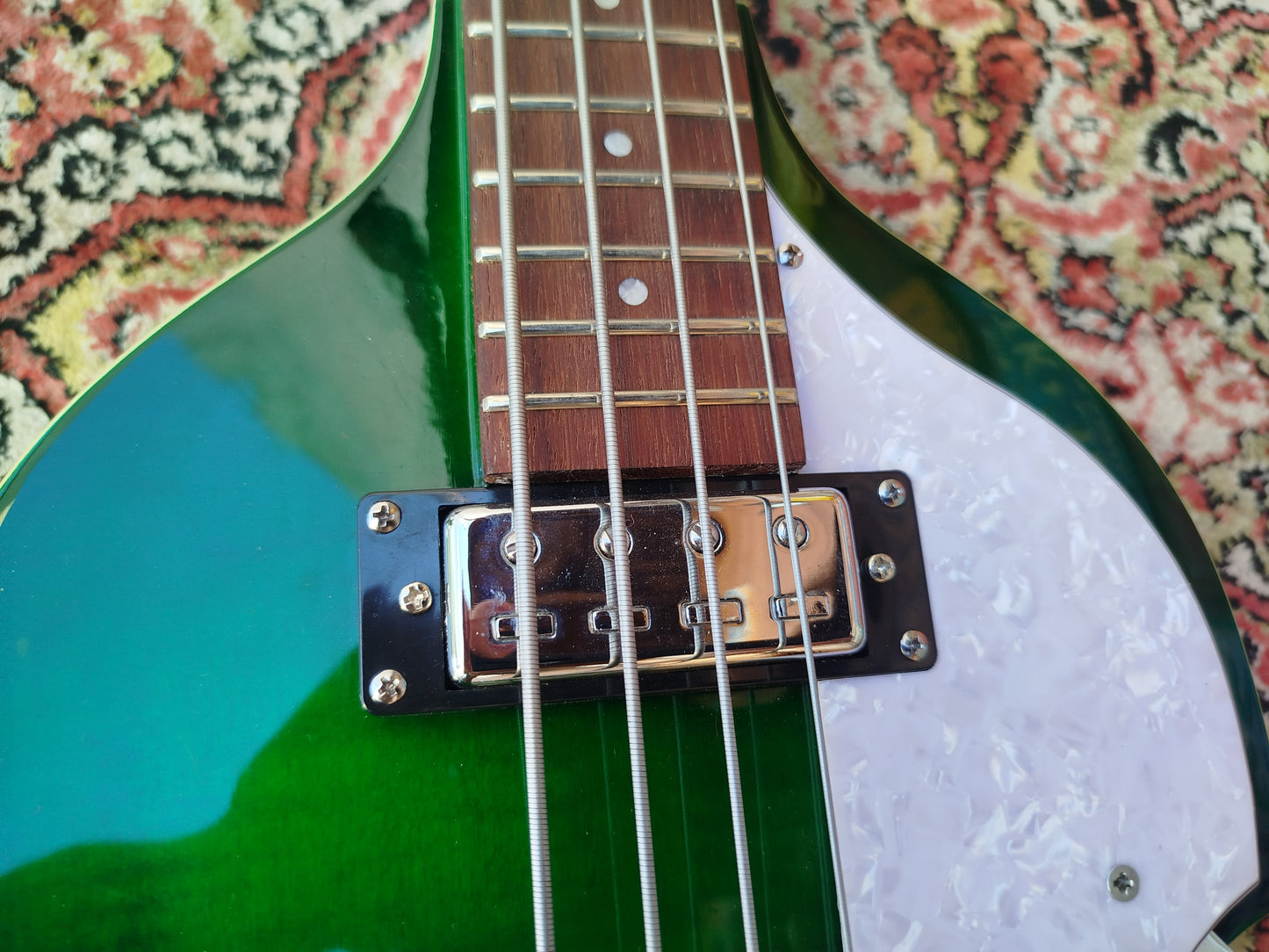 KYLIN Violin Bass, Greenburst.