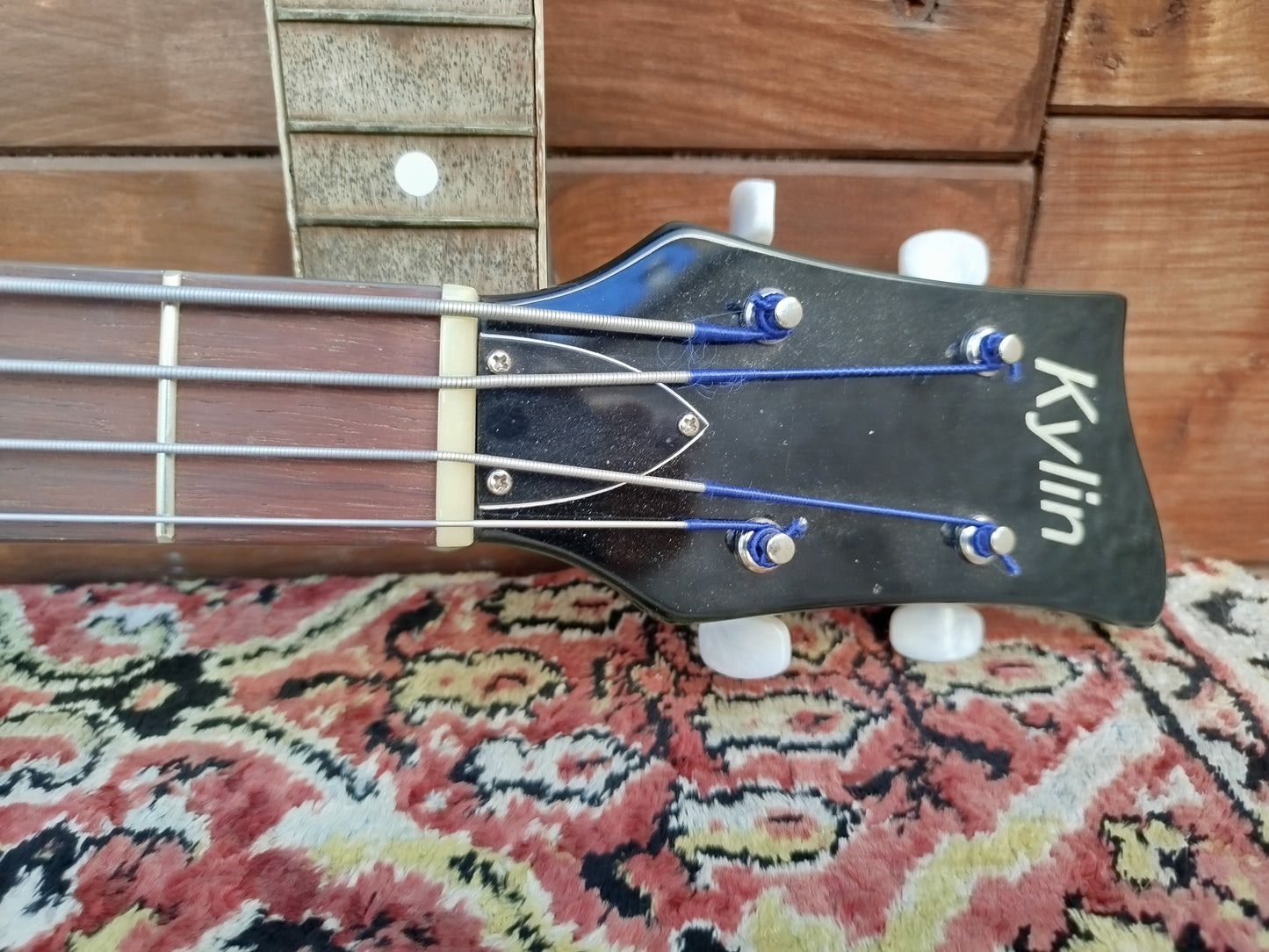 KYLIN Violin Bass, Greenburst.