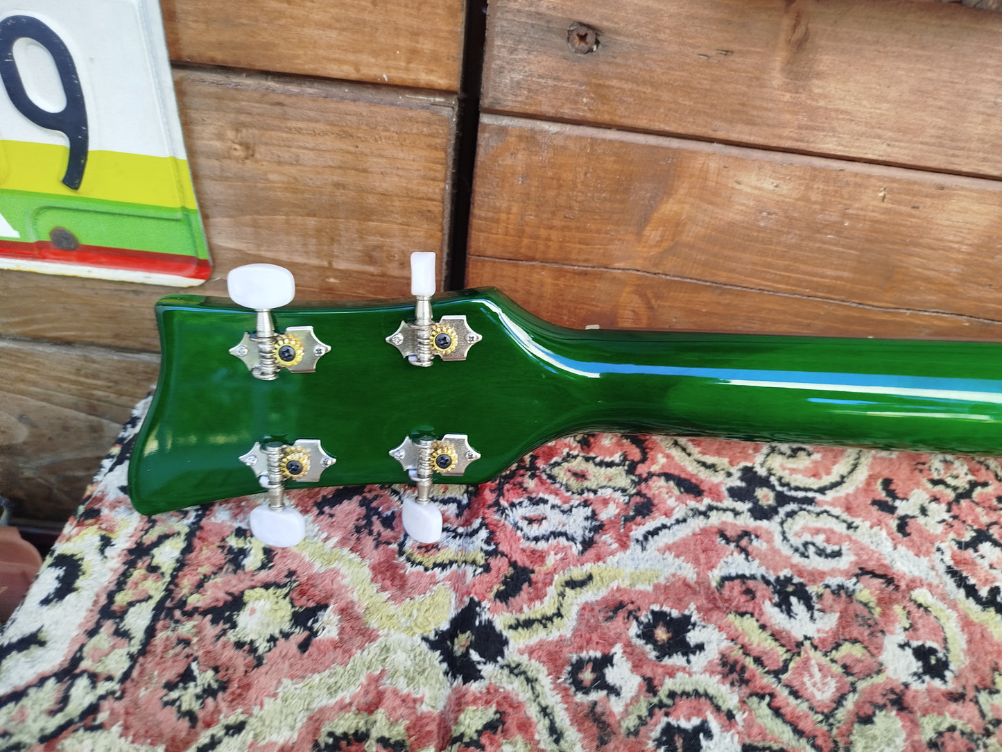 KYLIN Violin Bass, Greenburst.
