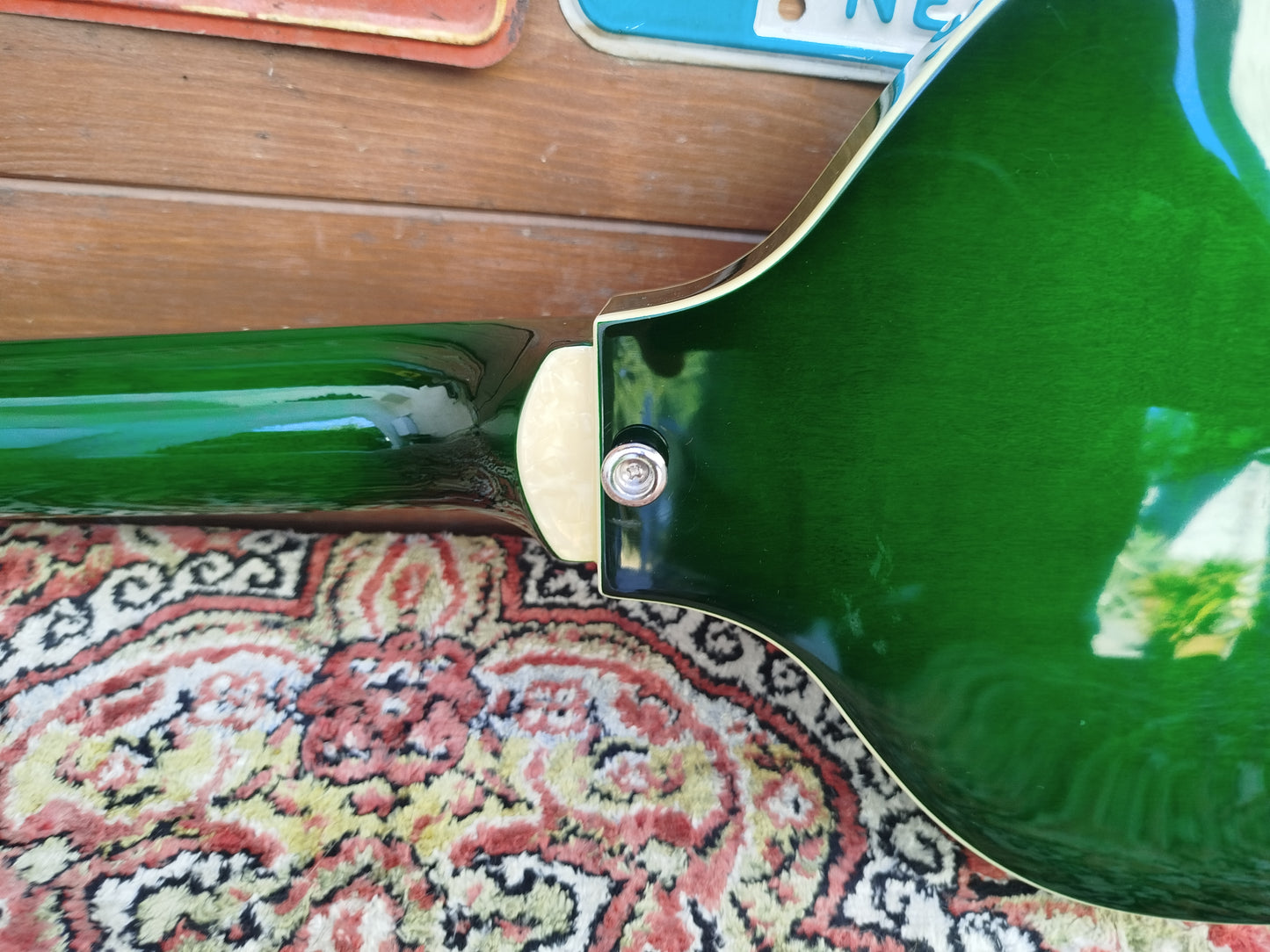 KYLIN Violin Bass, Greenburst.