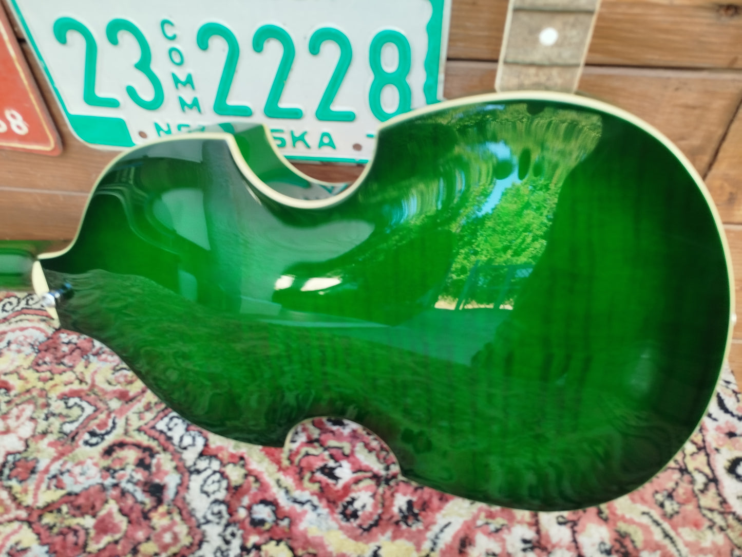 KYLIN Violin Bass, Greenburst.