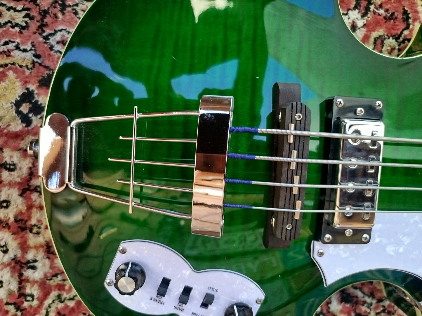 KYLIN Violin Bass, Greenburst.