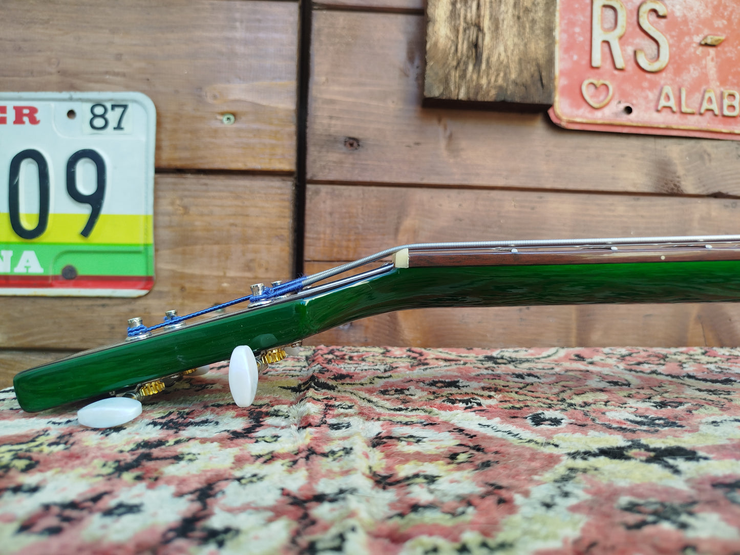 KYLIN Violin Bass, Greenburst.
