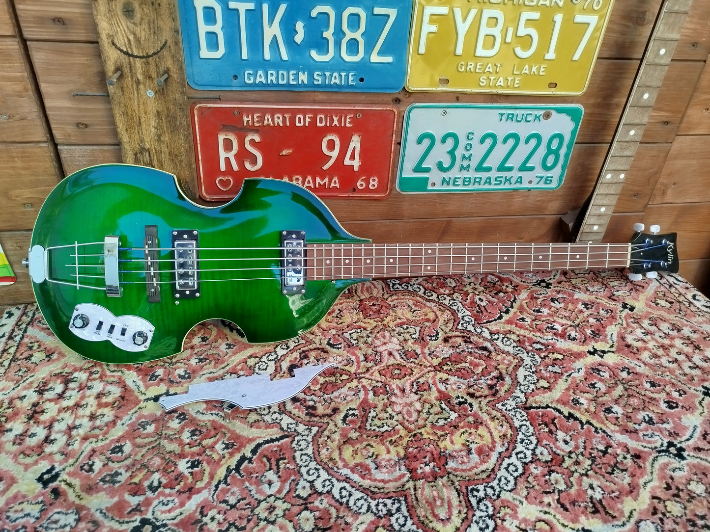 KYLIN Violin Bass, Greenburst.