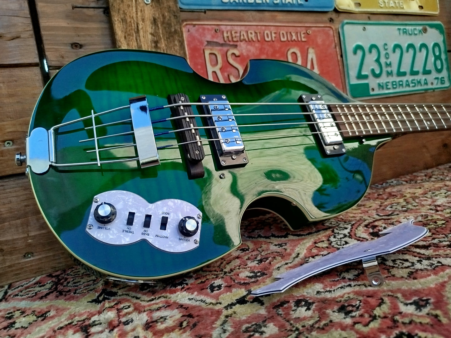 KYLIN Violin Bass, Greenburst.