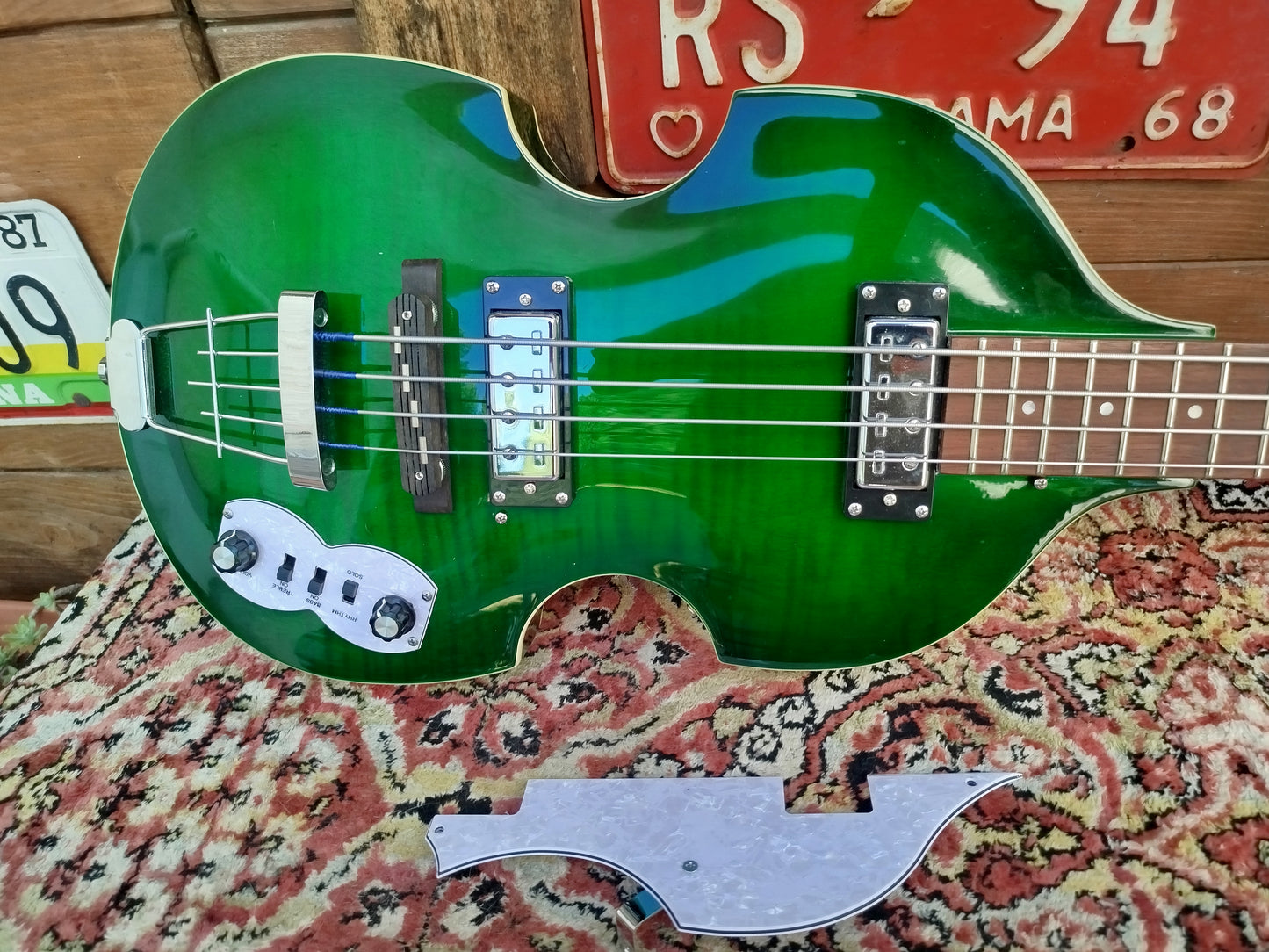 KYLIN Violin Bass, Greenburst.