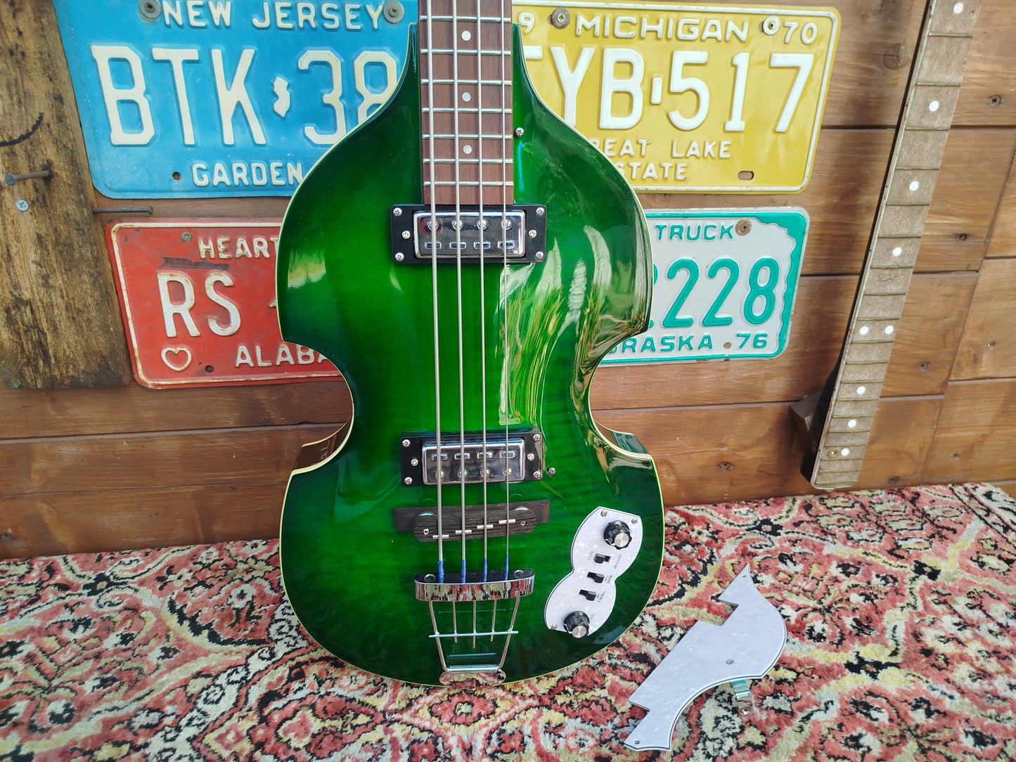 KYLIN Violin Bass, Greenburst.