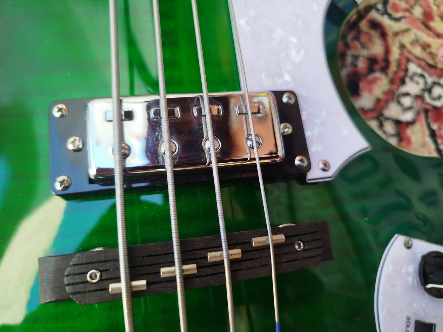 KYLIN Violin Bass, Greenburst.